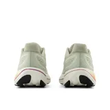 Championes New Balance Vongo V6 para mujer, color verde claro con detalles en naranja y violeta.