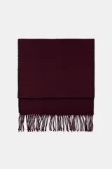 Bufanda de lana en color bordó con diseño de tejido en espiga y terminaciones con flecos en los extremos.
