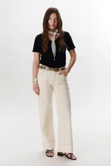 Remera de manga corta color beige, con escote en V.