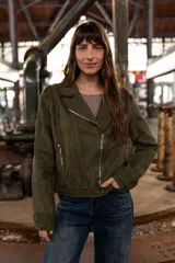 Chaqueta tipo biker de efecto gamuza en color verde militar, con cierre diagonal metálico, solapas clásicas y detalles de cierres en los bolsillos laterales.