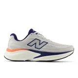 Championes de running New Balance Kahia V2, color gris claro con detalles en azul marino y naranja. Presentan una parte superior de malla ligera y una entresuela Fresh Foam para amortiguación.