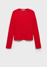 Cardigan de punto fino color rojo con diseño calado de crochet, escote en V y cierre frontal con botones.