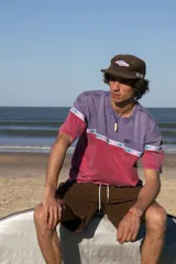 Remera manga corta color rosa con diseño de bloques de color y cuello redondo.