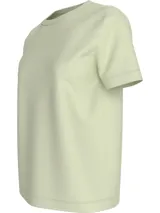 Remera color verde claro de Calvin Klein Jeans, de corte recto, cuello redondo y manga corta. Presenta el monograma de la marca bordado en el frente.