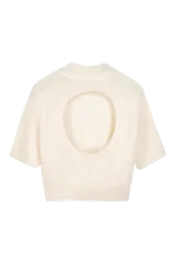 Top de punto de textura suave y esponjosa, color crudo, con cuello alto y mangas cortas. Presenta un corte cropped que llega a la cintura.