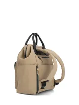 Mochila Hush Puppies modelo Horsham, color beige con detalles en negro. Cuenta con múltiples bolsillos frontales con cierre, asas superiores de mano en color negro y el logo de la marca estampado en la parte inferior.