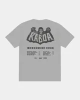 Remera gris de manga corta con estampa en la espalda de estilo tour mundial, con diseño de calavera y texto.