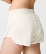 Short deportivo runner de la marca Get Over, color blanco, con cintura ancha elástica y bajo redondeado.