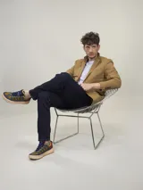 Blazer color marrón claro, de corte clásico, con solapas de muesca, cierre de dos botones, bolsillo en el pecho y bolsillos laterales con solapa.