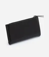Billetera sobre mediana Satinato de color negro, confeccionada en poliuretano con acabado brillante. Presenta diseño plegable, cierre con botón interno, bolsillo externo con cierre y tirador alargado. Incluye placa metálica decorativa con las siglas de la marca.