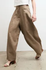 Pantalón de lino color marrón claro, de corte amplio y tiro alto.