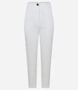 Pantalón de sastrería estilo carrot color blanco, de tiro alto, con trabillas en la cintura y cierre frontal de cremallera y botón.
