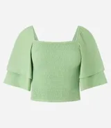 Blusa corta color verde claro con escote cuadrado y mangas cortas godê. Posee cuerpo en lastex, proporcionando un toque texturizado.