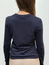 Remera de manga larga color marrón chocolate, con cuello redondo y corte ajustado.