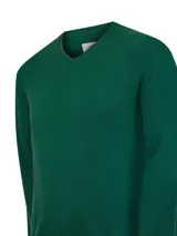 Sweater de cashmere color verde oscuro, de manga larga y cuello en V con borde en contraste.