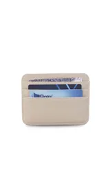 Tarjetero de símil cuero color beige con visor frontal transparente y ranuras para tarjetas.