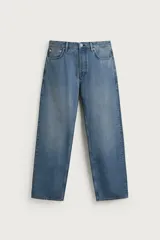 Jeans rectos de tiro medio confeccionados en denim ligero de color azul con efecto lavado. Presentan diseño clásico de cinco bolsillos y cierre frontal con cremallera y botón metálico.