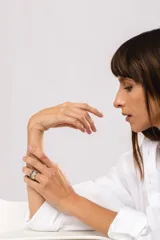 Anillo de plata 925 con dublé de oro y zirconias azules y blancas.