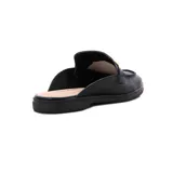 Zueco Comfortflex negro con capellada cerrada, detalle de vincha dorada y suela baja.