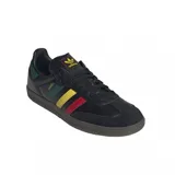 Championes adidas Samba OG de diseño clásico, con exterior de cuero negro y detalles en verde, amarillo y rojo en las icónicas tres tiras laterales. Presenta puntera de gamuza, suela de goma oscura y logo dorado en el lateral.