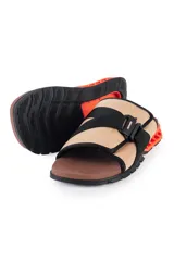 Chinelas Kenner modelo Rakka Slide Pro, con capellada de tela color beige y ajuste mediante hebilla técnica negra. Presenta una base ergonómica marrón con estructura lateral geométrica en color naranja y suela negra.