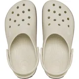 Zuecos Crocs modelo Crocband con diseño deportivo. Presentan una estructura de espuma Croslite en color negro con una banda lateral en tono caramelo y una línea blanca decorativa. Incluyen correa pivotante en el talón y perforaciones en la parte superior para ventilación y personalización.