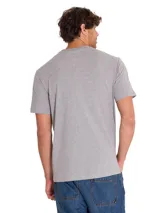 Remera de hombre gris melange con diseño gráfico retro de Caterpillar en el pecho que incluye texto y un personaje animado.