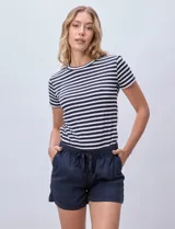 Short color verde militar de tencel, marca Workshop, con pretina ancha elastizada con lazo de ajuste y bolsillos delanteros.