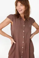 Vestido midi color azul de lino italiano, con diseño camisero, cuello camisero, mangas cortas abullonadas, cierre frontal con botones y bolsillos laterales.