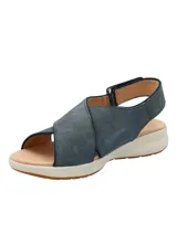 Sandalia de diseño ergonómico con tiras cruzadas en el empeine, confeccionada en gamuza color azul marino. Cuenta con ajuste de velcro en el tobillo, plantilla acolchada y suela de plataforma con tecnología de amortiguación.