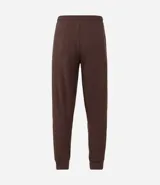 Pijama masculino de dos piezas confeccionado en tejido fleece texturizado. Incluye una remera de manga larga con cuello redondo y puños ajustados, y un pantalón tipo jogger con cintura elástica, cordón de ajuste y bolsillos laterales.
