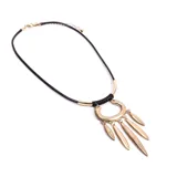 Collar con cordón negro, apliques dorados y dije con forma de medialuna con colgantes en forma de lágrima.