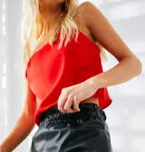 Musculosa roja de crepe con breteles finos de cordón de seda y escote recto.