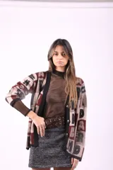 Polera de tul color marrón con cuello alto y mangas largas.