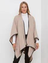 Ruana de tejido suave color azul oscuro, con vivos de ecocuero negro en los bordes.