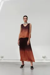 Falda larga hasta el tobillo con degradado de marrón oscuro a naranja, cinturilla elástica fina y cordón ajustable.