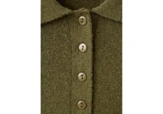 Jersey verde militar con cuello polo y cierre frontal de botones, manga larga y diseño ajustado.