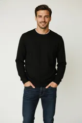 Buzo de cuello redondo y manga larga, confeccionado en tejido de punto liso con puños y ruedo acanalados.