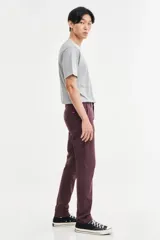 Pantalón chino color borgoña, de corte slim fit, con bolsillos laterales y traseros.