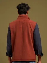 Chaleco verde musgo de micropolar con cierre frontal y bolsillos laterales.