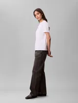 Remera de manga corta Calvin Klein, confeccionada en algodón, con cuello redondo y logo de la marca estampado en el centro del pecho en colores rosa y celeste.