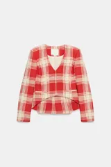 Chaqueta entallada de Zara Woman Collection confeccionada en mezcla de algodón con diseño de cuadros en tonos rojo y crudo. Presenta escote en pico, manga larga, bolsillos de vivo en el delantero y bajo asimétrico con cierre frontal de ganchos metálicos.