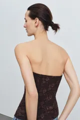 Corsé de encaje negro con escote corazón, hombros descubiertos y varillas interiores para estructura. Cuenta con cierre lateral mediante cremallera oculta.