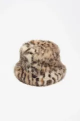 Gorro tipo bucket de pelo sintético con estampado animal print, de diseño suave y estructura clásica de pescador.