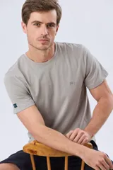 Remera lisa de manga corta y cuello redondo, color gris oscuro, de calce cómodo con pequeño logo bordado en el pecho.