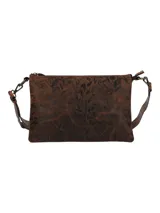 Cartera tipo bandolera de cuero natural color marrón, con diseño de relieves de motivos florales. Cuenta con cierre superior, correa ajustable y extraíble, y herrajes metálicos.