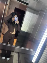 Conjunto de dos piezas color marrón chocolate, compuesto por una campera ajustada de manga larga con cierre frontal y un pantalón de corte recto con cintura elástica y cordón ajustable.