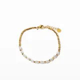 Pulsera dorada con cadena de eslabones pequeños y detalle de perlas irregulares.