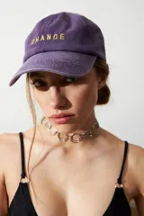 Gorra de gabardina color violeta con bordado amarillo de la palabra "Chance" en el frente.