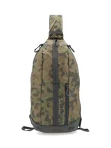 Mochila tipo morral de un solo hombro con estampado de camuflaje en tonos verdes y marrones. Cuenta con cierre frontal vertical, logo de la marca estampado, panel trasero de espuma EVA y correas ajustables para uso ambidiestro.